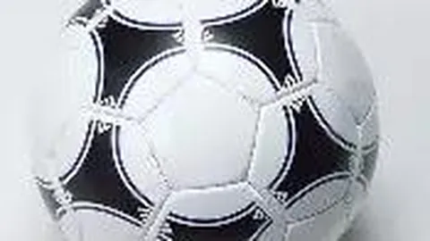 林良铭场上动作解析：非有意踩踏，鞋底无反光，抬脚合规无过界